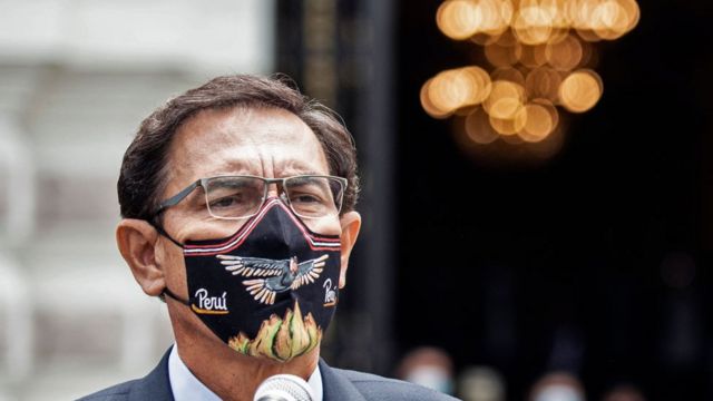 Vizcarra de máscara em ambiente externo, olhando para frente