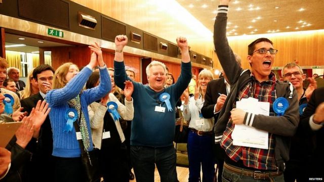Активисти конзервативаца славе победу у једној општини у Лондону.