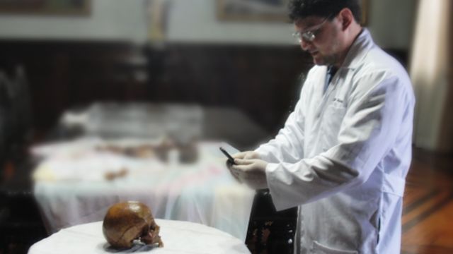 O designer brasileiro Cícero Moraes fotografa o crânio de Madre Paulina, em trabalho realizado há dois anos