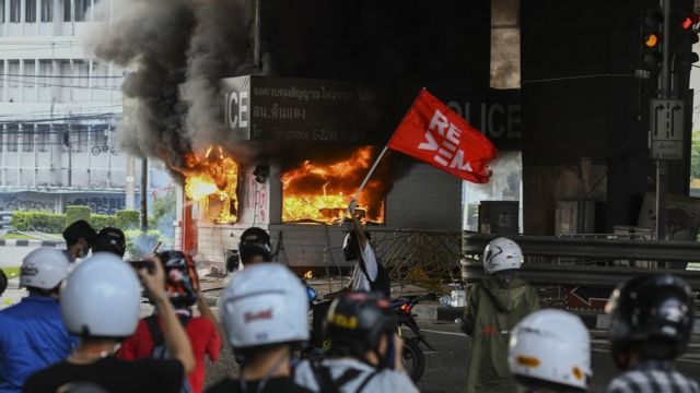 ภาพป้อมตำรวจไฟไหม้