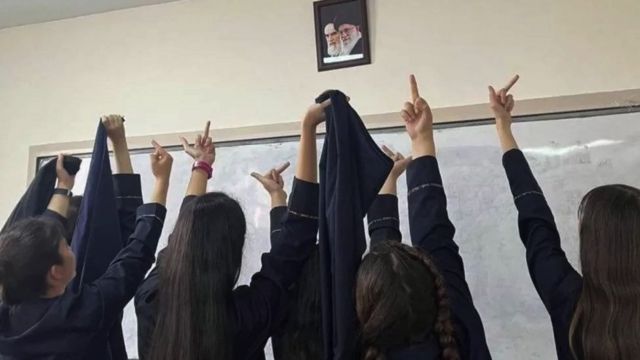 Школьницы с нецензурными жестами