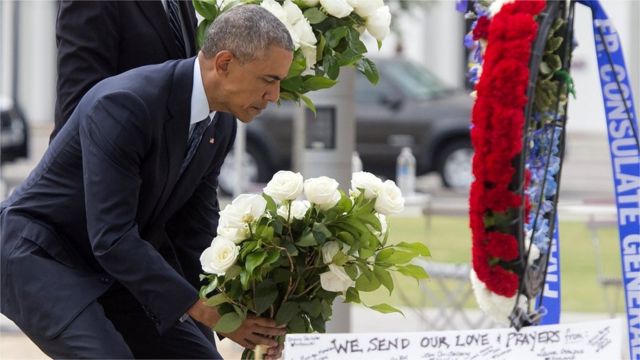 オーランド乱射被害者のために花束を手向けるオバマ米大統領（16日）