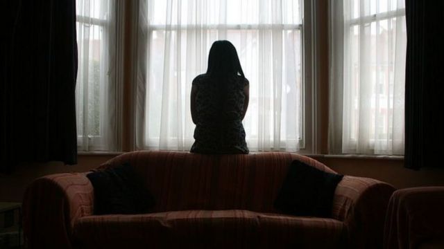 evde yalnız bir kadın