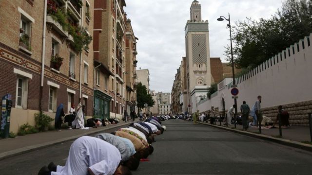 صلاة عيد الأضحى أمام مسجد باريس عام 2017
