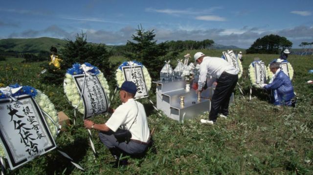 Японці на могилах предків на острові Шикотан