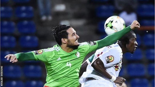 Umukinyi w'inyuma wa Algeria Liassine Cadamuro-Bentaiba ariko agwanira umupira na Papakouli Diop yinjirije igitego Senegal