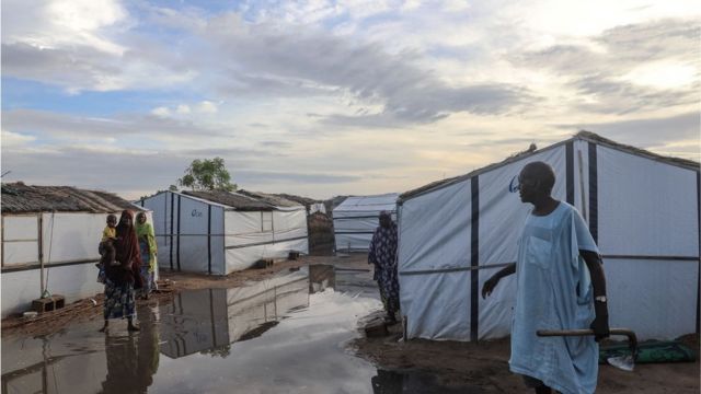 Mohammed Akdeef, manomi ne da rikici ya raba da matsugunansu, ya na magana da mutane a ranar 21 ga watan Yuli 2019, a wani sansanin 'yan gudun hijira na Madinatu da ke tsohon birnin Maiduguri