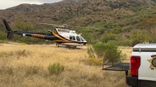 Agentes del condado de Pima recogieron los cuerpos a bordo de un helicóptero.