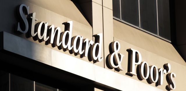 Uluslararası kredi derecelendirme kuruluşu Standard & Poors (S&P) Türkiye’nin kredi notunu B’den B+’ya düşürdüğünü açıkladı.