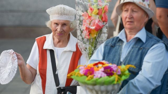 Пенсионеры торгуют цветами у Киевского вокзала в Москве