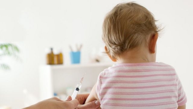 Devojčica prima vakcinu