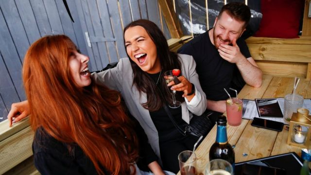 英格蘭柴郡諾斯維奇民眾趁新冠病毒防疫政策放寬到酒吧暢飲(15/5/2021)