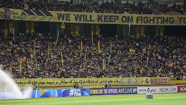 علاوه بر سردیس پارچهنوشتههای بزرگی در ادای احترام به قاسم سلیمانی نیز در ورزشگاه نصب شده بود