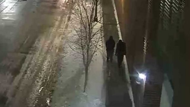 Gambar dari rekaman CCTV yang menunjukkan dua pria yang diduga merupakan penyerang Smollet.