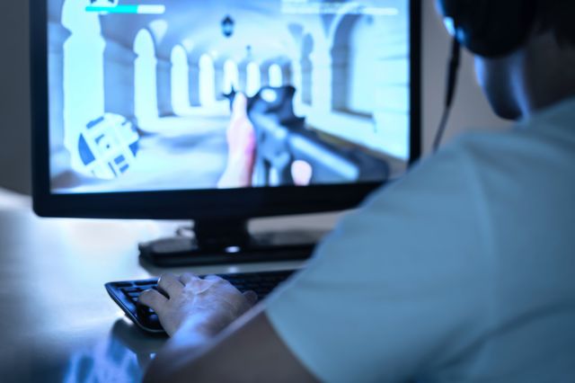 Jogar games de tiro em primeira pessoa é benéfico ao cérebro, diz