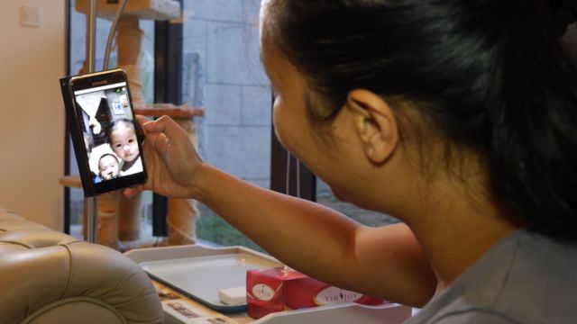 美蘭妮在菲律賓的家裏沒有網路，她的家人需要和鄰居借智能手機，才能和她視訊通話。