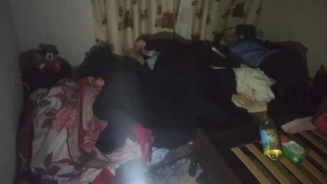 Pessoas dormindo juntas para se aquecer na cidade de Mariupol