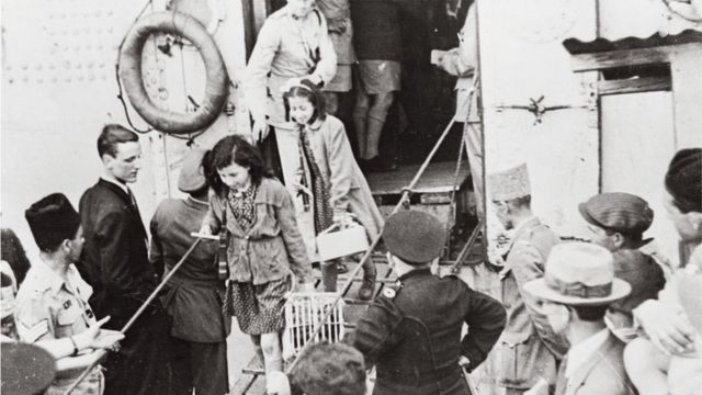 200 طفل ناج من معسكرات الإبادة في أوروبا يصلون حيفا في باخرة فرنسية في مايو عام 1946
