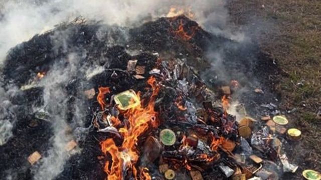 Жителі Херсона спалюють продукти із гуманітарної допомоги
