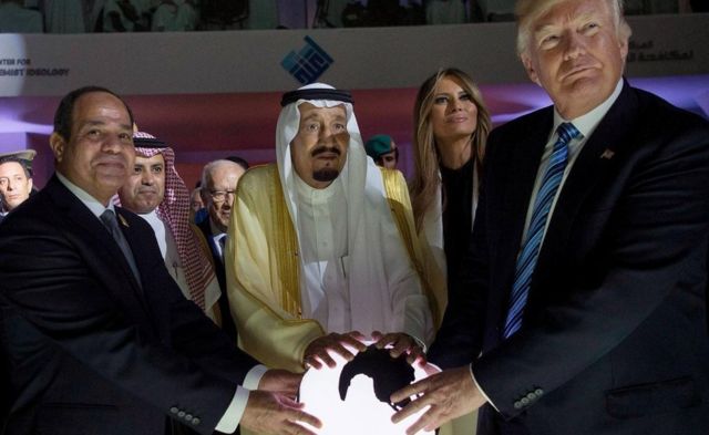 Tổng thống Hoa Kỳ Donald Trump gặp Tổng thống Ai Cập Al-Sisi và Quốc vương Ả-rập Saudi Salman tại Ả-rập Saudi hồi hai tuần trước
