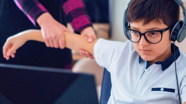 Niño en la computadora siendo empujado