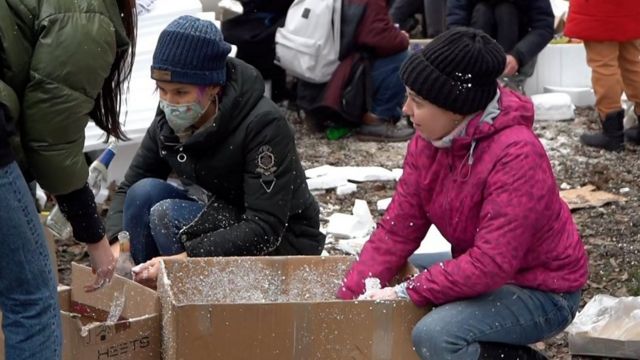 نساء أوكرانيات يصنعن قنابل المولوتوف