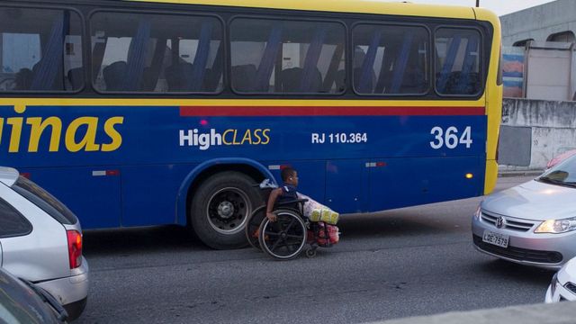 Cadeirante no trânsito do Rio