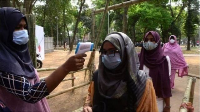 চাঁপাইনবাবগঞ্জে হঠাৎই করোনা ভাইরাসের সংক্রমণ বেড়ে যাওয়ায় সাতদিনের লকডাউন দিয়েছিল স্থানীয় কর্তৃপক্ষ।