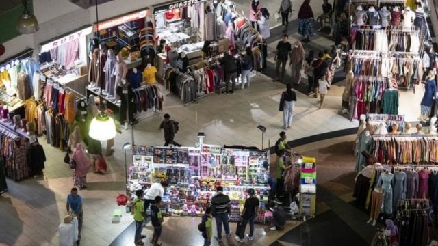 Suasana pasar Tanah Abang, Jakarta tampak sepi di tengah penyebaran Covid-19.