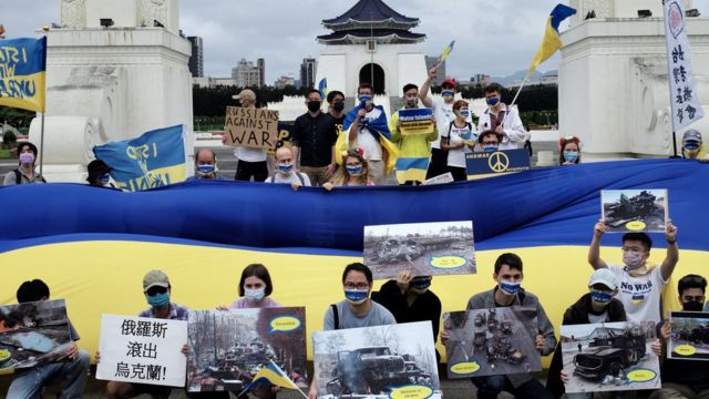 俄罗斯入侵乌克兰在台湾社会引起"今日乌克兰、明日台湾"的恐惧，图为台北自由广场的声援集会。