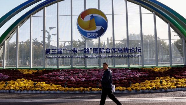 北京“一带一路”论坛媒体中心外的装饰花圃（18/10/2023）