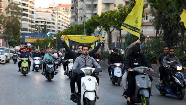 نظم شبان لبنانيون يدعمون حزب الله وحركة أمل مسيرة للدراجات النارية في الضاحية الجنوبية لبيروت في 9 مايو 2022، عقب خطاب ألقاه زعيم حزب الله حسن نصر الله حول الانتخابات البرلمانية المقبلة في 15 مايو.