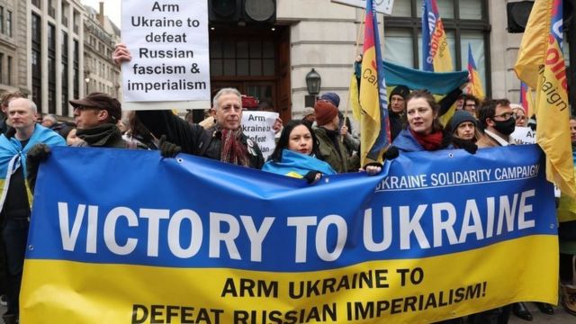 В Лондоне прошел марш солидарности с Украиной. Фото - BBC News Русская ...