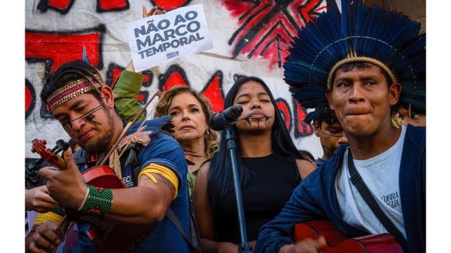 Miembros de la comunidad indígena de Brasil 