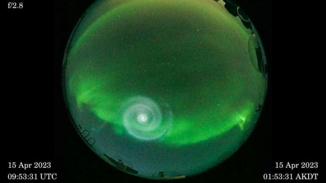 Imagem de câmera científica mostra espiral no meio da aurora boreal