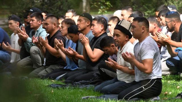 Manifestantes orando durante una protesta cerca del parlamento de Kirguistán la semana pasada.