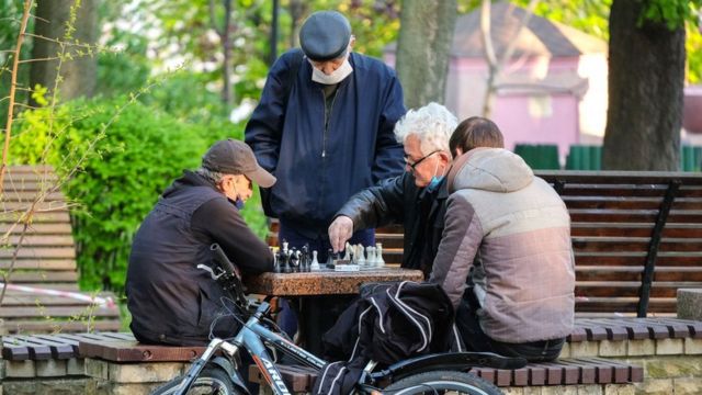 Чоловіки грають в шахи в парку Шевченка у Києві