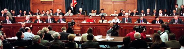 Membros do Câmara de Representantes discutem abertura de impeachment contra Bill Clinton em 11 de dezembro de 1998