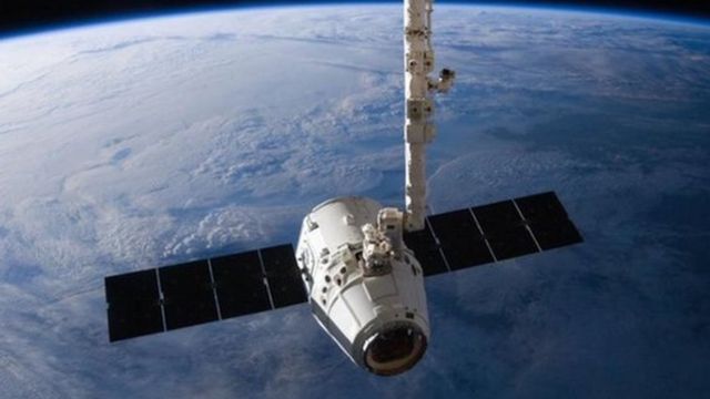 Uma nave espacial de carga da SpaceX acoplando na ISS