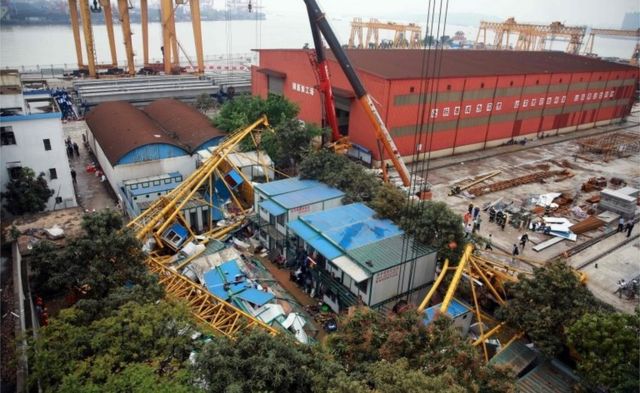 Collapsed crane in Dongguan City, Guangdong (13 April 2016)