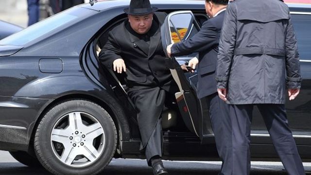 Ким Чен Ын вылезает из дорогого авто