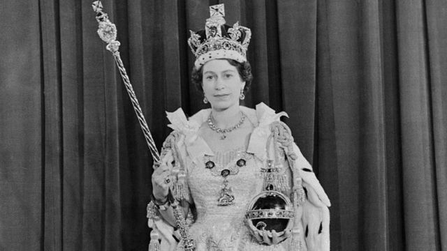 La reina Isabel II tras su coronación en 1953
