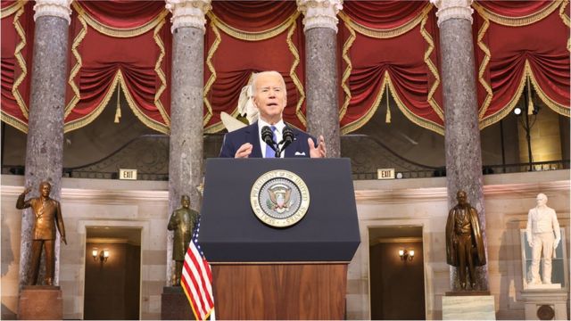 Biden culpa a la &quot;red de mentiras&quot; de Trump por el ataque al Capitolio (y la dura respuesta del expresidente) - BBC News Mundo