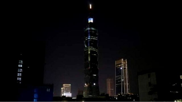 台北101大楼亮起乌克兰国旗颜色