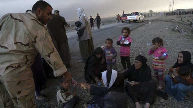 Mujeres y niños que huyeron de Mosul.