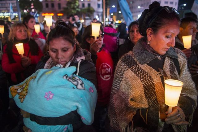 Activistas, muchos de ellos envueltos en mantas, protestan en Buenos Aires el 29 de junio de 2016 contra el aumento de las tarifas de los servicios públicos.