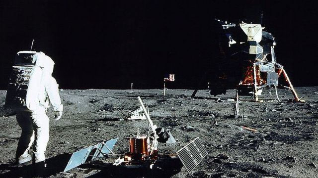 Baz Oldrin hoda po površini Meseca