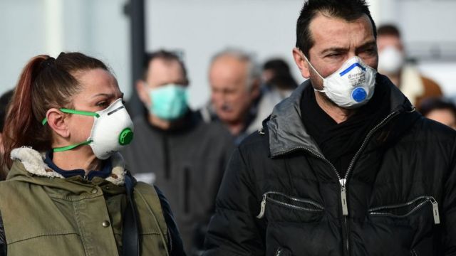 İtalya'da maske takanlar