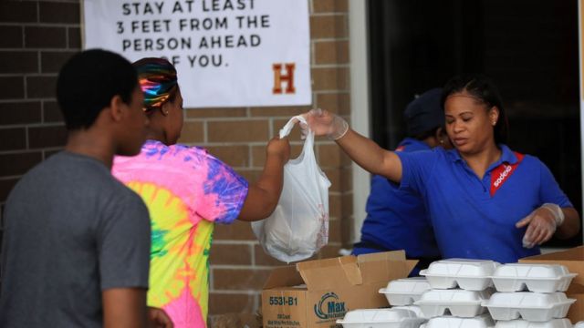 New Orleans'taki bir okulda, okulların kapalı kalacak olması nedeniyle kırtasiye malzemesi ve gıda yardımı yapılıyor