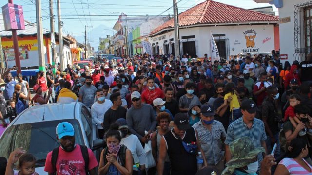 Una oleada de migrantes latinoamericanos en las calles de Tapachula